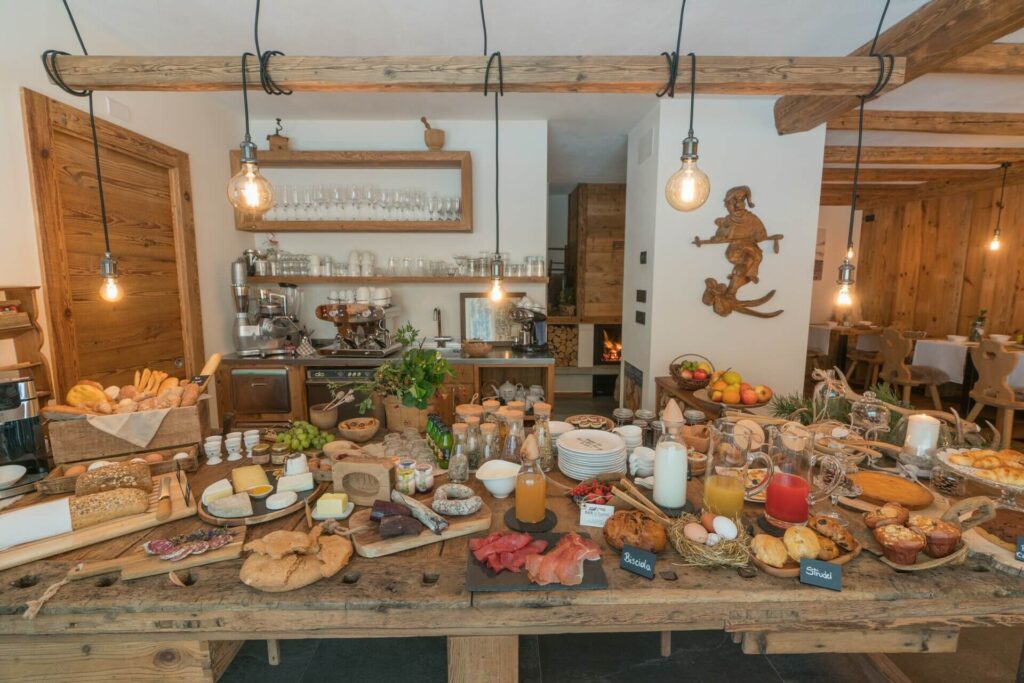 buffet della colazione al Baitin con alimenti tipici dolci e salati e prodotti freschi
