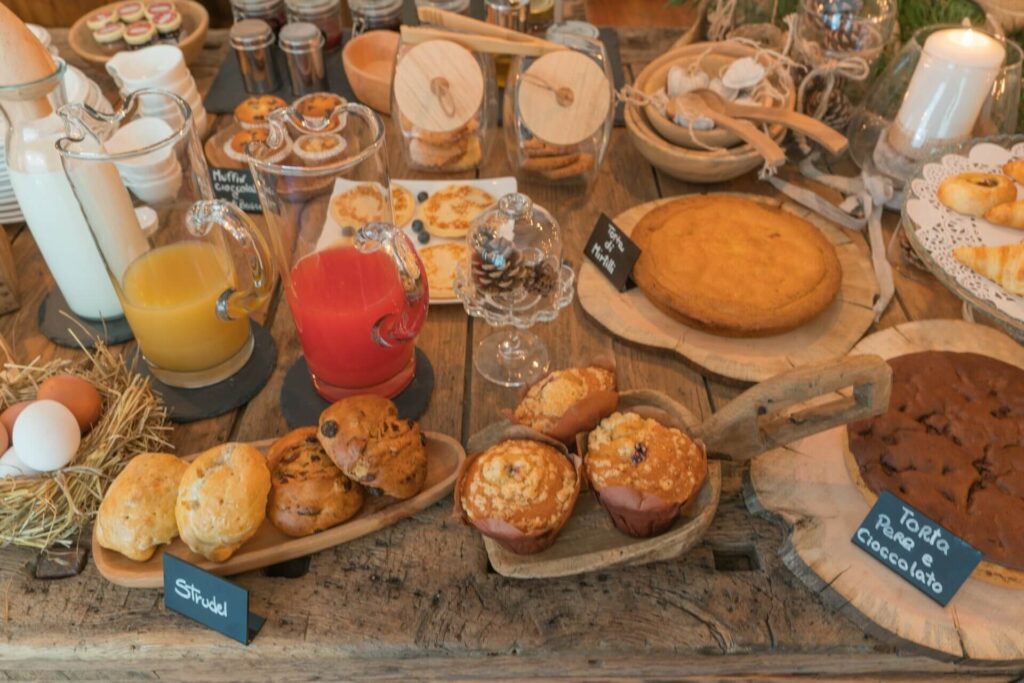 torte e pietanze fresche per il buffet della prima colazione al Baitin