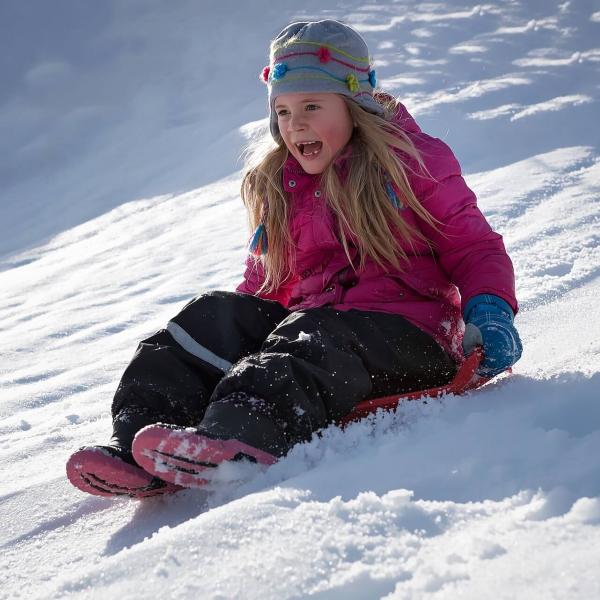 sport e attività per bambini sulla neve